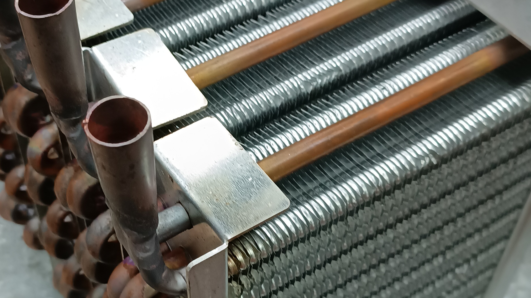 Detalle de armado de tubo de cobre y aleta de aluminio